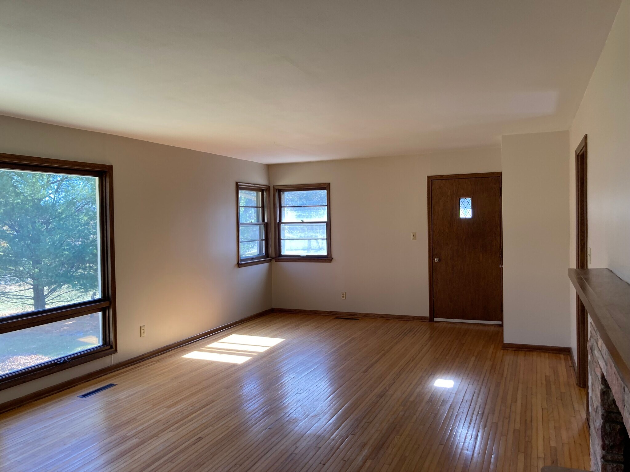 3080A Living Room - 3080 Perrot Ave S