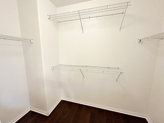Building Photo - 3 Primary Bedrooms + Loft in Mountain's Ed...