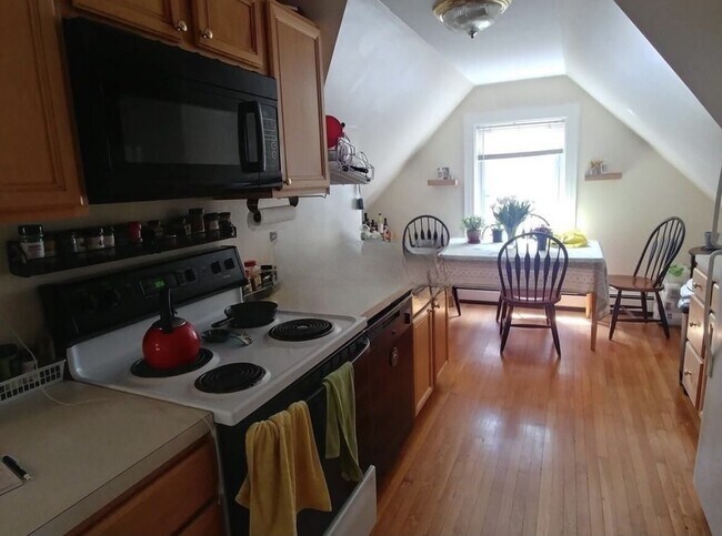 Building Photo - 1539 Cambridge St