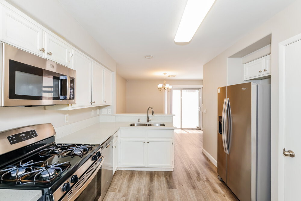 Building Photo - 2385 Cliffwood Dr