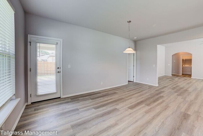 Building Photo - Spacious 4-Bedroom, 2.5-Bath in Broken Arrow!