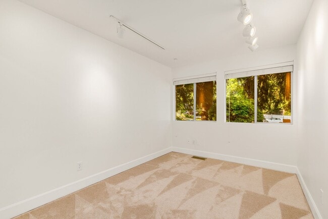 Building Photo - Charming Tri-Level Home in Ideal Location ...