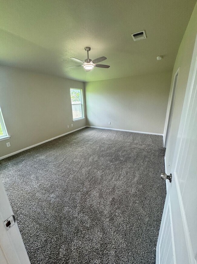 Building Photo - Ready for MOVE-IN - Very Nice- 1 Story 3 B...