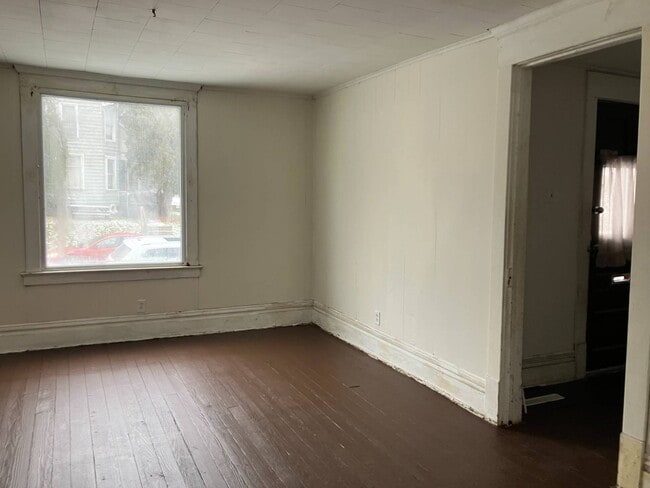 Building Photo - 736 S Seneca Ave