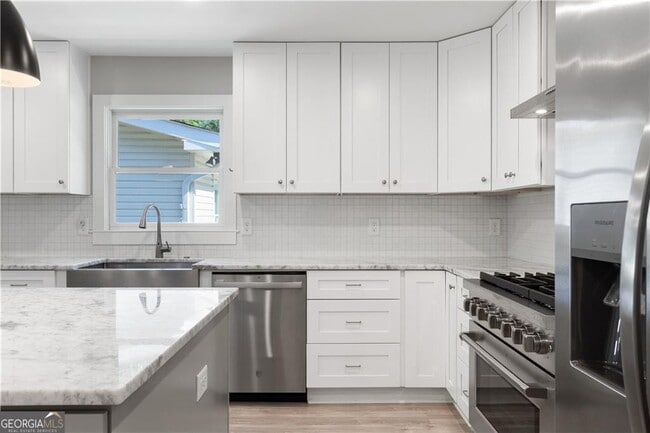 Building Photo - 2666 Davenport St