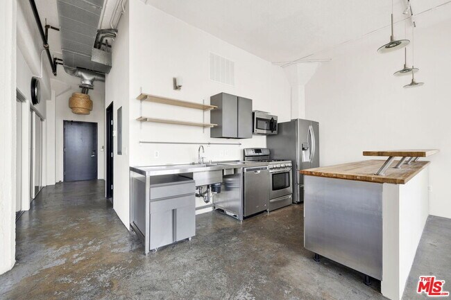 Building Photo - 315 E 8th St