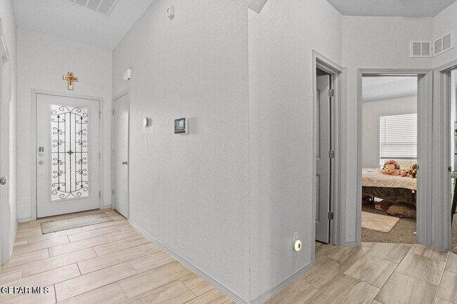 Building Photo - 1037 Summer House St