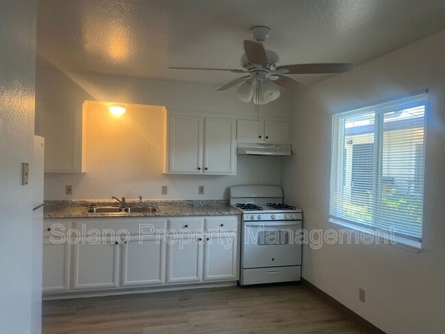 Building Photo - 1104 School St