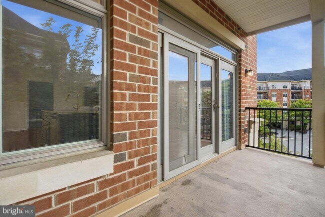 Building Photo - 301 Carson Terrace