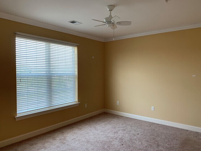 Building Photo - Spacious 3 Bedroom, 2 Bath Condo at The Vi...