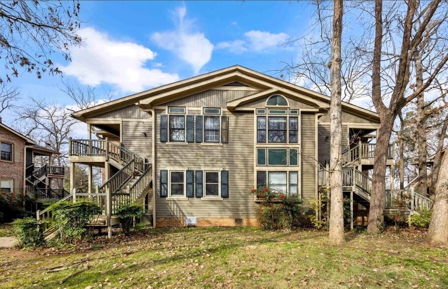 Building Photo - 2080 Woodlawn Dr SW