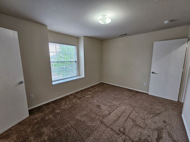 Building Photo - Available now ready for immediate move in