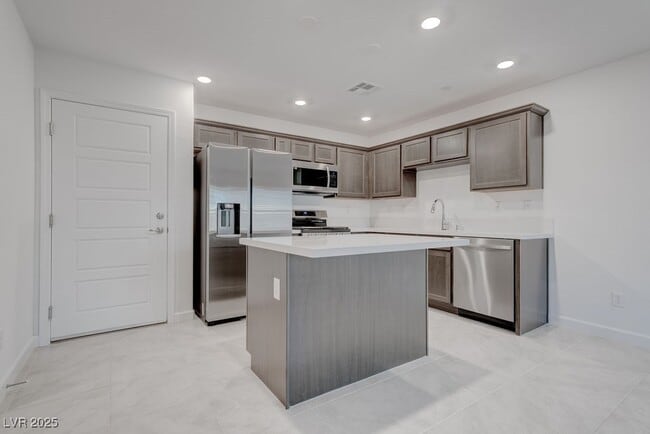 Building Photo - 933 Watford Pl