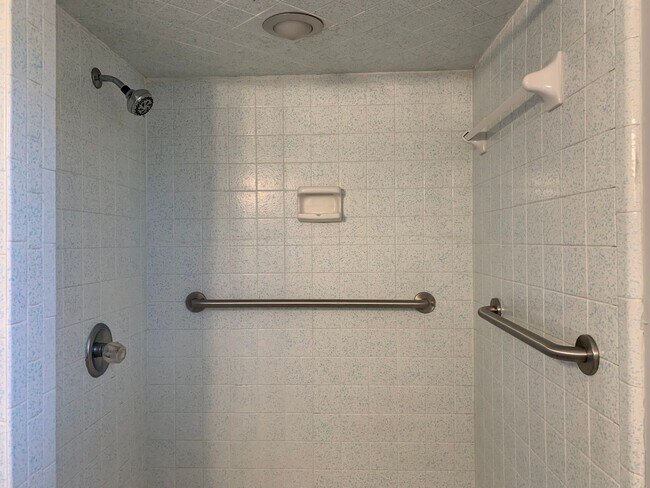 Building Photo - Split Foyer in Campbell County off 460