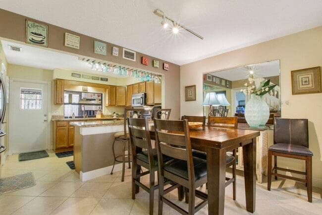 Building Photo - 2046 Cove Ln