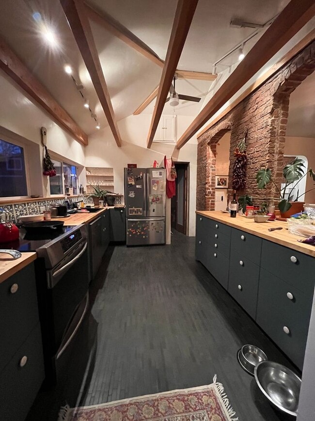 Building Photo - Charming 2 Bedroom, 2 Bath House for Rent!