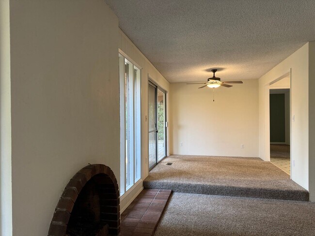 Building Photo - 1440 NW Meadowgreen Pl