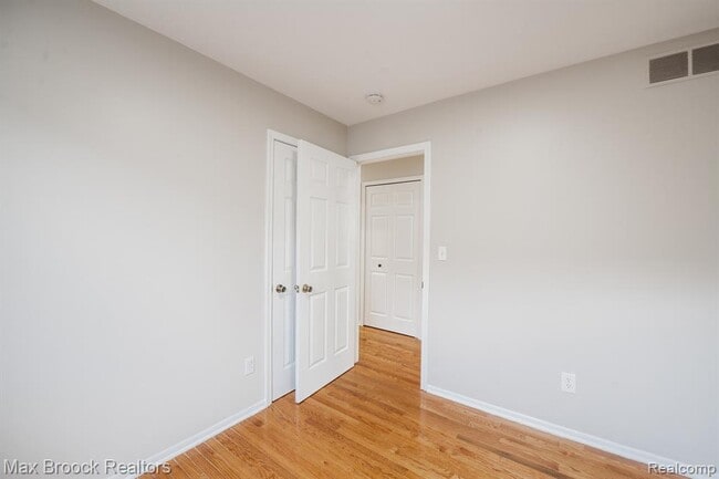 Building Photo - 5528 Sunnycrest Dr