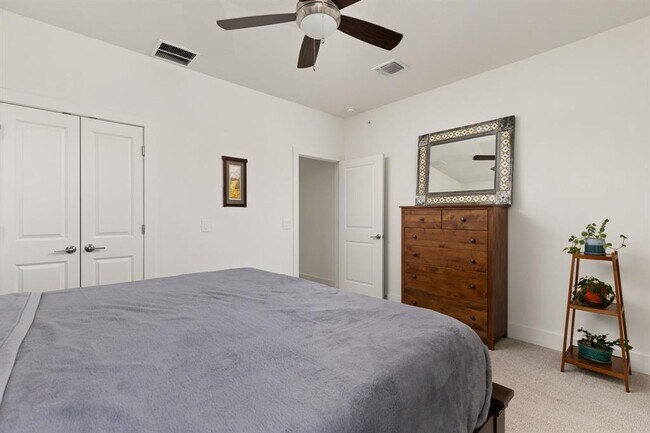 Building Photo - 2509 Simond Ave