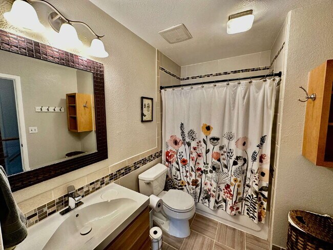 Building Photo - Wonderful 3-Bed Townhome Near Waneka Lake!