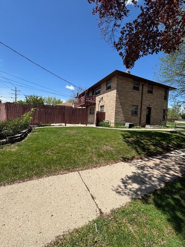 Building Photo - 7305 W Hampton Ave
