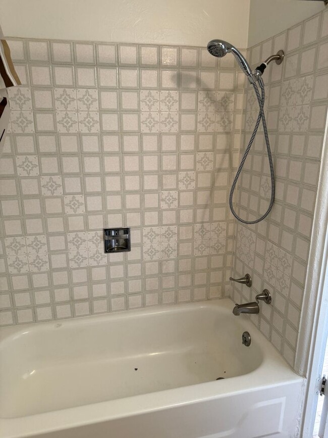 Building Photo - 3 Br, 2 Bath, comes with kitchen appliance...
