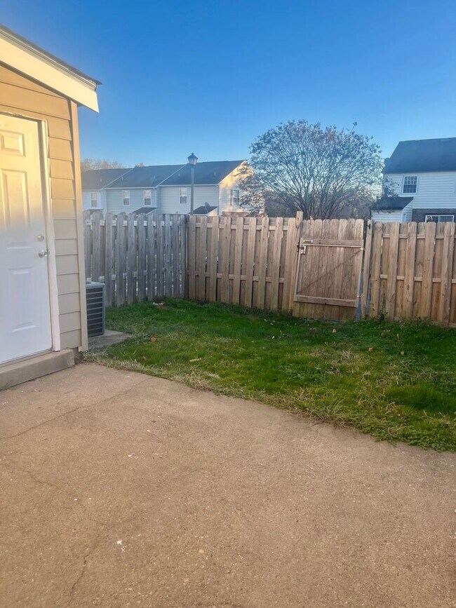 Building Photo - 3 Bedroom Townhouse Fredericksburg/Spotsylvania County