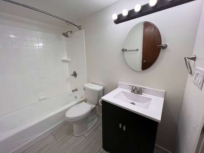 Building Photo - $2,300 | 5 Bedroom, 2 Bathroom HOUSE | Pet...