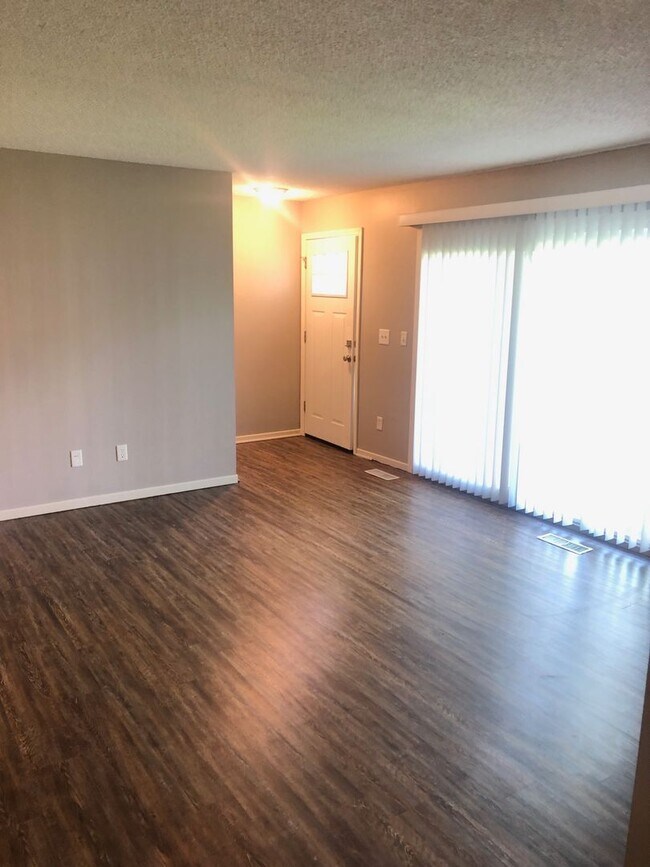 Building Photo - Main Floor Condo Available September 1, Up...