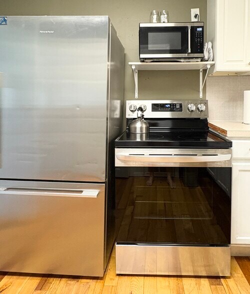 fridge, stove & microwave - 352 Buckingham St