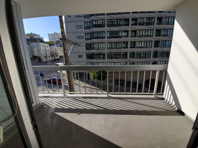 Building Photo - Renovated Pacific Heights 2x2 Condo with g...