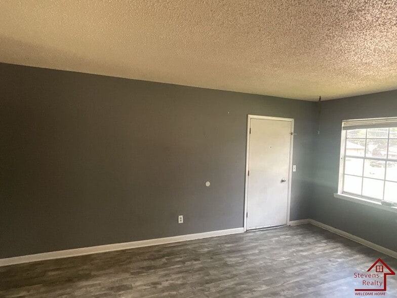 Building Photo - 411 Elm Ave