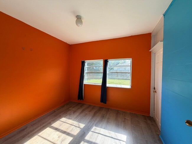 Building Photo - $0 Deposit Option – 2/1 Home on Clark Rd