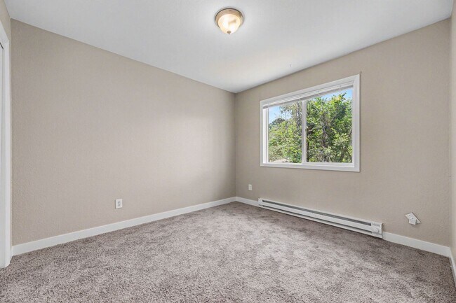 Building Photo - FOR RENT! Beautifully Remodeled 2 Bed/1 Bath Unit – Don’t Miss Out!