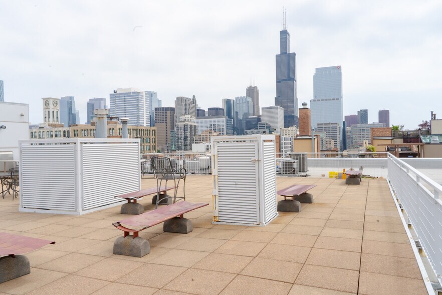 Building Photo - 933 W Van Buren St