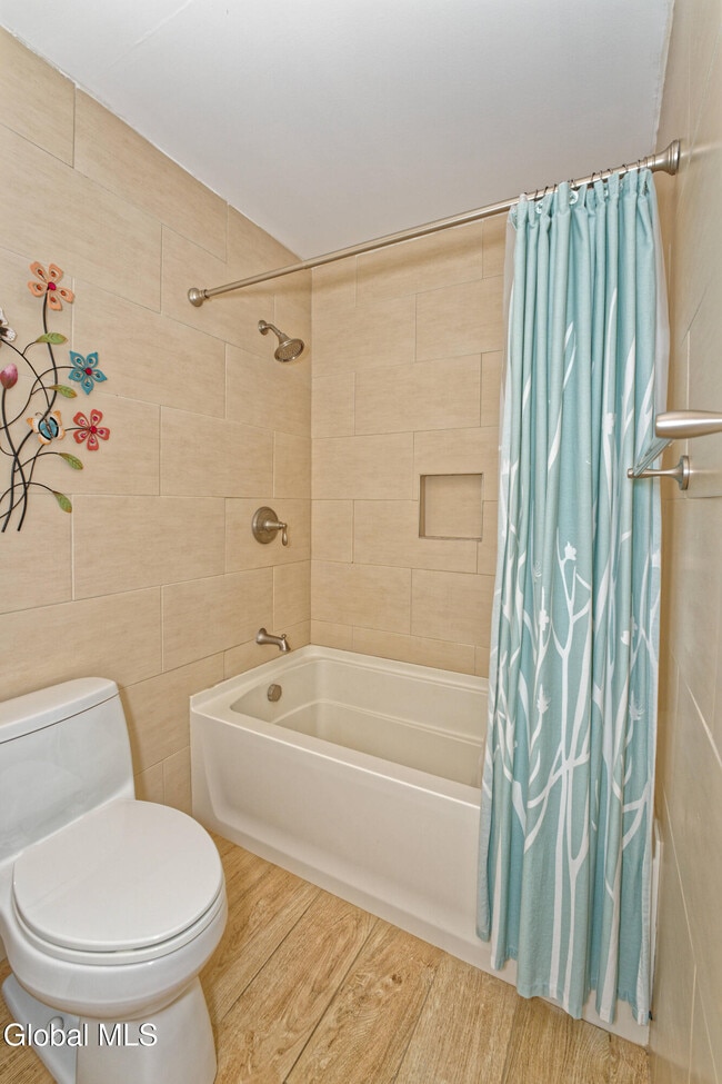 Building Photo - 5 Shamrock Cir