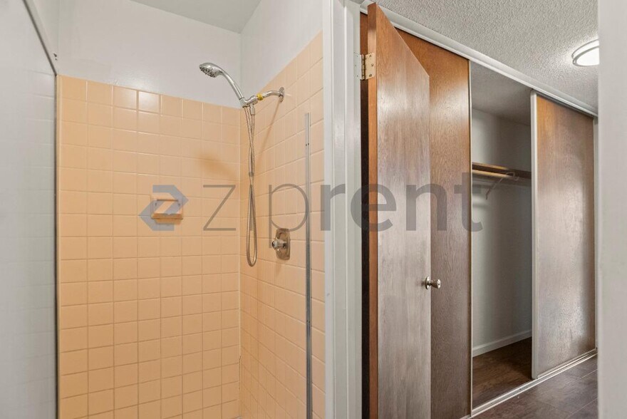 Building Photo - Unit 4