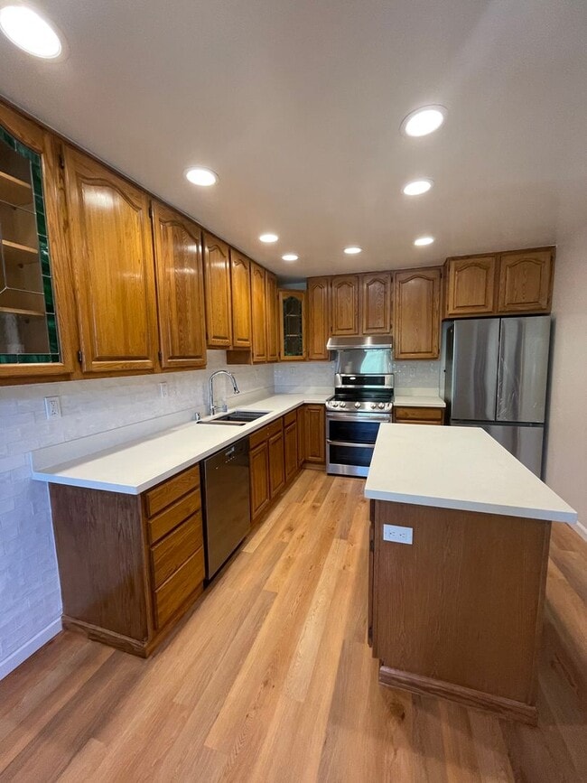 Building Photo - 1033 Fontana Dr