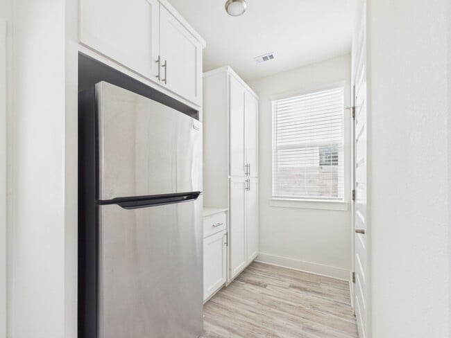 Building Photo - Modern Freestanding Condo with Private Yard Near Downtown Austin