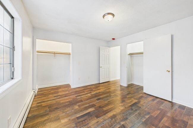 Building Photo - 20 Oak St