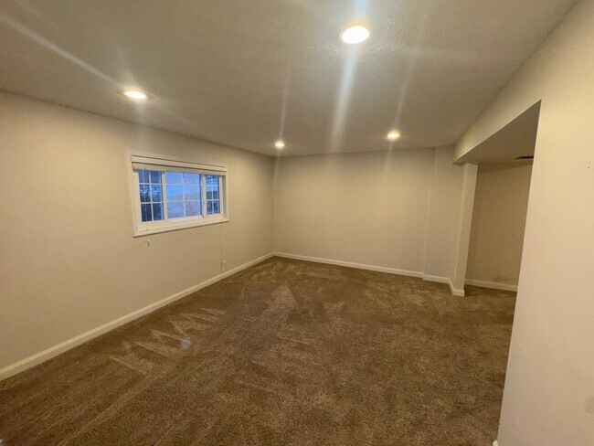 Building Photo - Beautiful 3 Bedroom, 3 Bathroom Home with Large Kitchen & Finished Basement