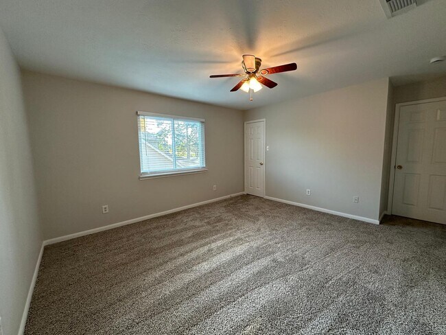 Building Photo - 9210 Memorial Grove Dr