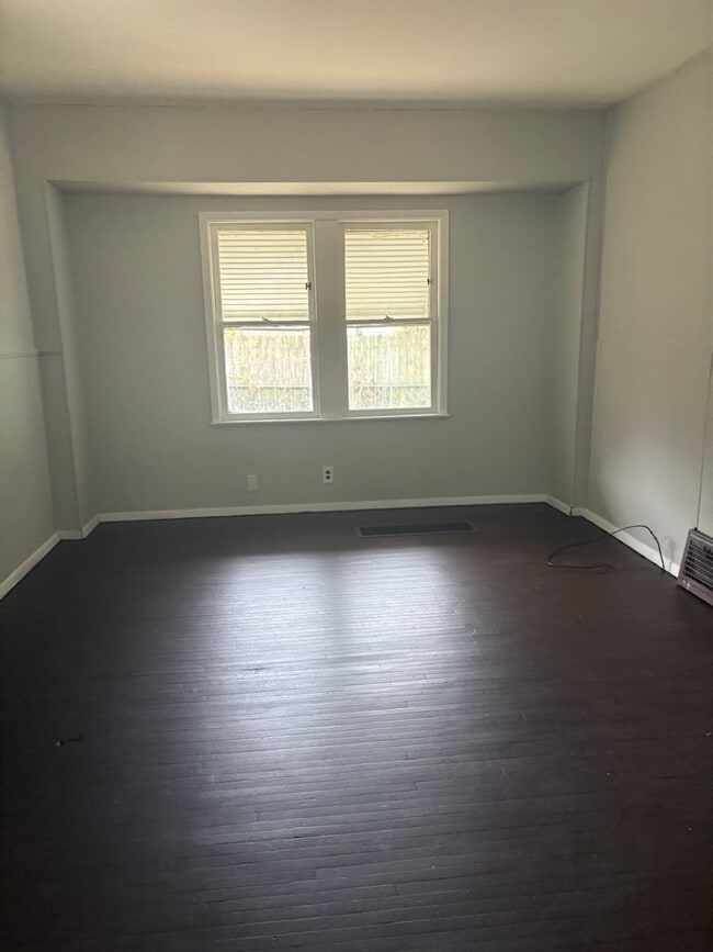 Building Photo - 5-Bedroom Single Family