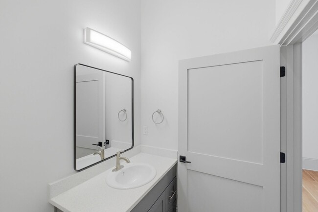 Building Photo - MOVE IN SPECIAL - NEWLY RENOVATED DOWNTOWN SALEM ONE BEDROOM