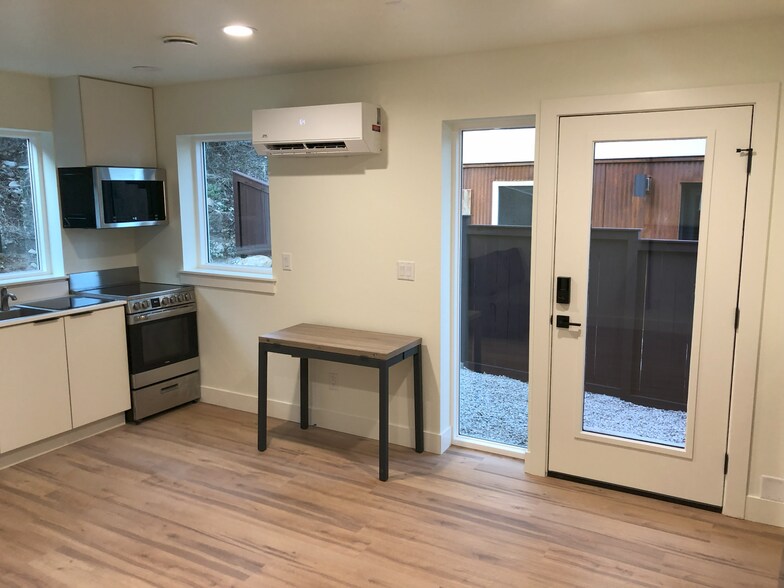 Building Photo - 219 Rosemary Ln