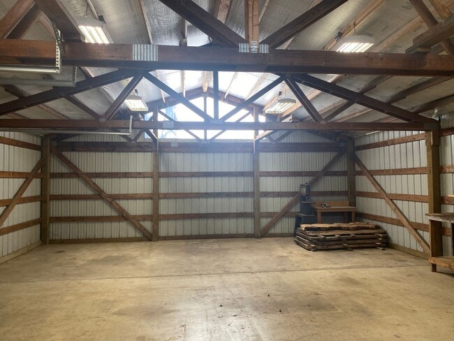 Building Photo - Sutherlin 3 bedroom house with large shop