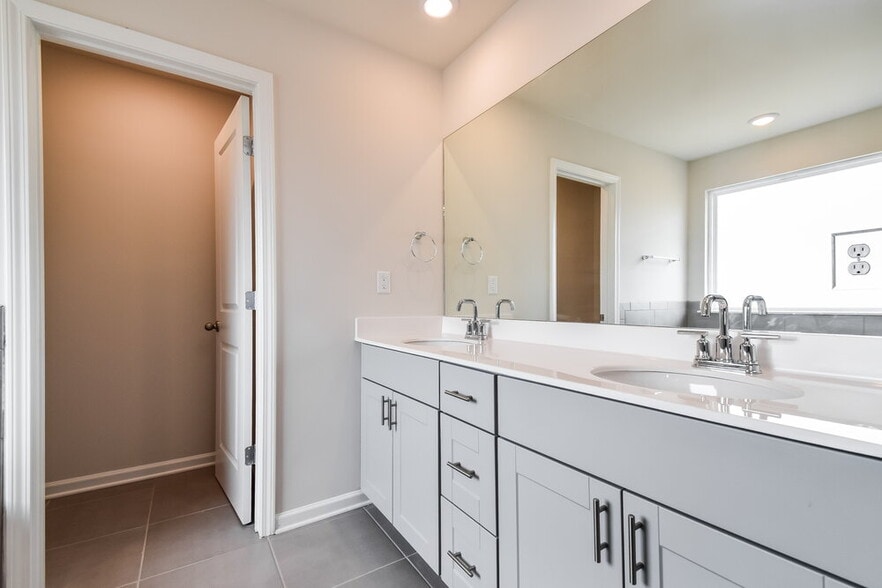 Building Photo - 5854 Un Grv Dr