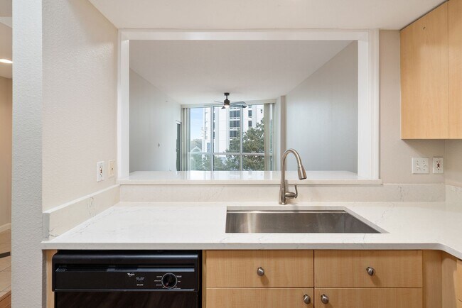 Building Photo - Downtown Orlando One Bedroom with Lake Eola View * * Modernized Waverly Condo