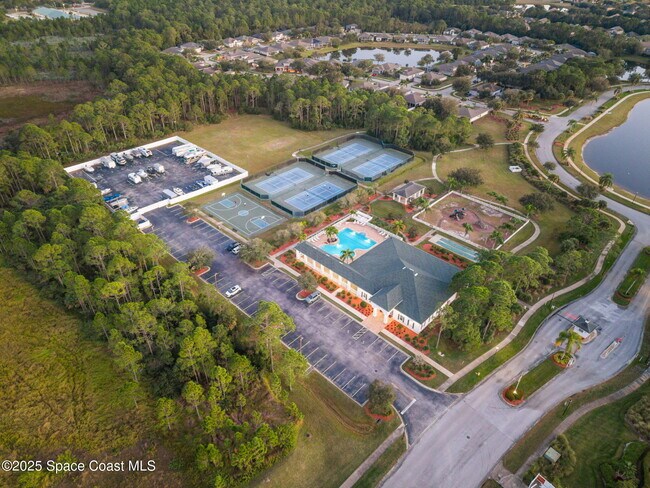 Building Photo - 949 SE Gardenbrook Ct