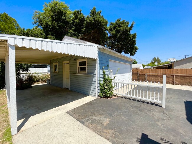 Building Photo - Completely Renovated Jem just north of Ven...